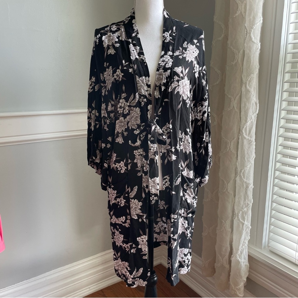 Spiritual Gangster Black and White Floral Kimono Robe One Size Pockets